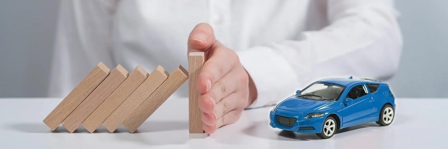 Когда вы берете кредит на покупку автомобиля, часто требуется полное страхование, которое включает в себя защиту, выходящую за рамки минимальной ответственности. Это не опция, а необходимость, поскольку кредитор хочет быть уверен, что его инвестиции будут защищены в случае аварии или повреждения автомобиля.